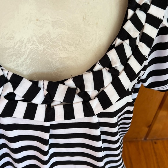 Worthington size medium black and white striped short sleeve scoop neck top - Picture 3 of 3